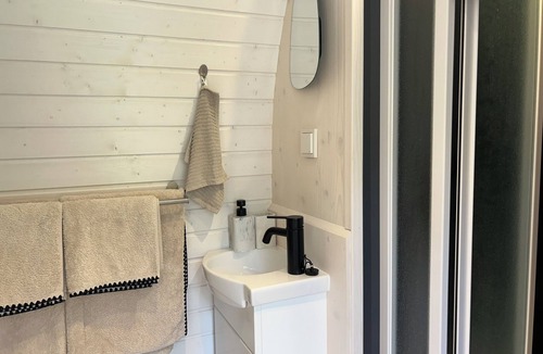 Auvillars Cabin | Black cabin between stud farm and forest, 20 minutes from Deauville