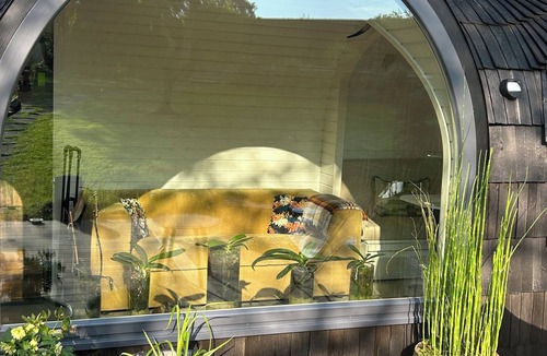 Auvillars Cabin | Black cabin between stud farm and forest, 20 minutes from Deauville