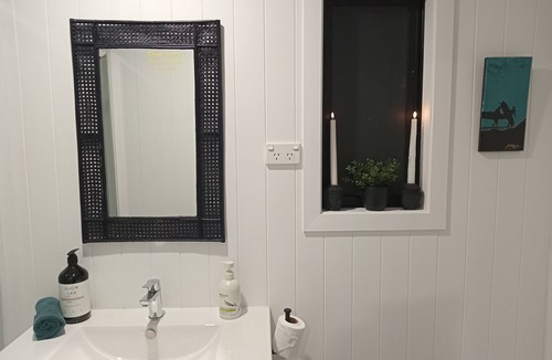 Mangawhai Cabin | Black Cabin Mangawhai