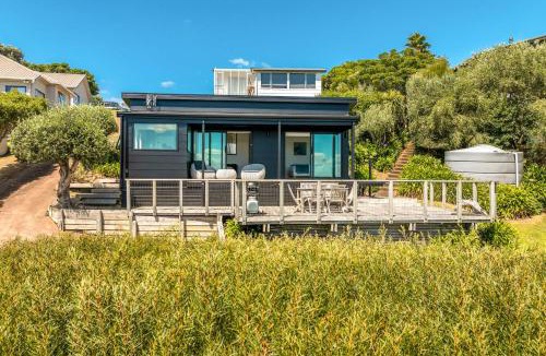 Surfdale House | Black Cottage - Stay Waiheke