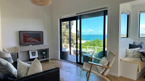 Surfdale House | Black Cottage - Stay Waiheke