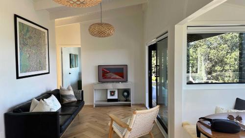 Surfdale House | Black Cottage - Stay Waiheke
