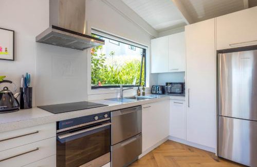 Surfdale House | Black Cottage - Stay Waiheke