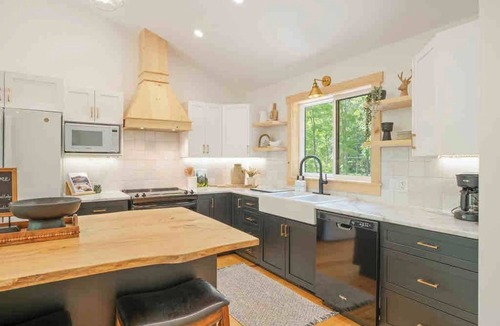 Calabogie House | Black Diamond Lodge Group Getaway