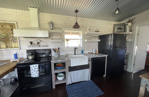 Round Top Cabin | Black Dog Cabins - Max Cabin - Round Top, TX