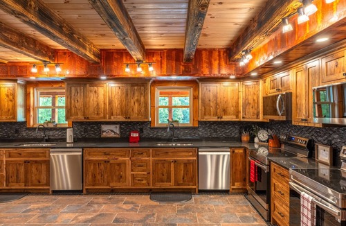 Logan Cabin | Black Eagle Lodge - Unique - 8 Bedrooms - 2 Pools
