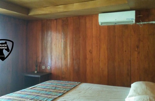Gili Meno House | Black Horse / 1BR/ AC/WIFI/woodenbungalow/GiliMeno