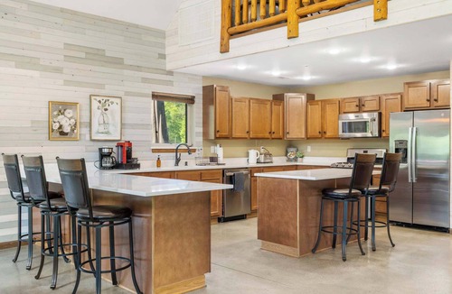 Rogers House | Black Lodge Cabin on Big Sugar, Easy access to NWA