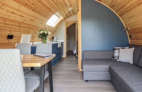 Fence Cottage | BLACK MOSS, romantic, with a garden in Clitheroe