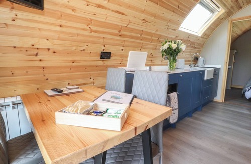 Fence Cottage | BLACK MOSS, romantic, with a garden in Clitheroe