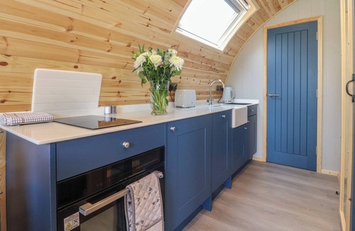 Fence Cottage | BLACK MOSS, romantic, with a garden in Clitheroe