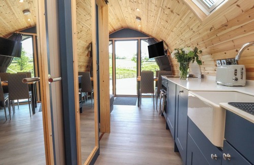 Fence Cottage | BLACK MOSS, romantic, with a garden in Clitheroe