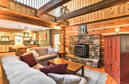 Black Mountain Cabin | Black Mountain Cabin w/Screened Porch + Views!
