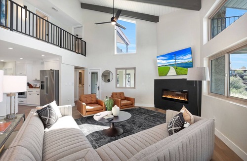 Surrey Hills House | Black Mountain Gem! Completely Renovated! 10am Check-In and 3 pm Check-Out!