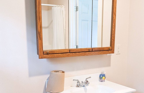 Buckingham Cabin | Black Oak Tiny Cabin on Lake in Montour