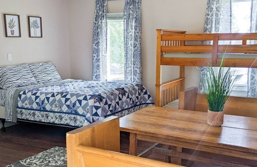 Buckingham Cabin | Black Oak Tiny Cabin on Lake in Montour