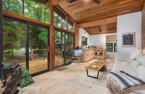 Rama Ski Chalet | Black River Haus - Scandinavian Riverfront Cabin Muskoka
