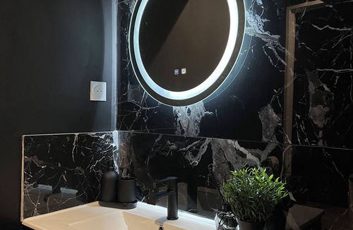 Jassans-Riottier Apartment | Black Room