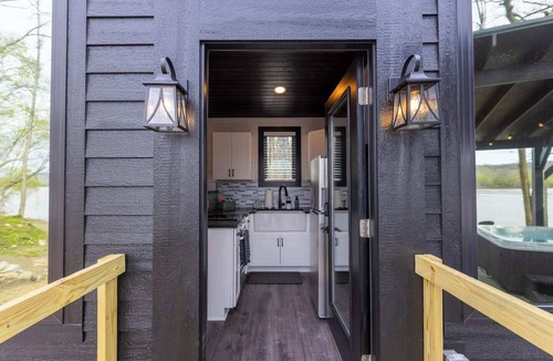 New Richmond Apartment | Black Tie Affair - Eloquent Riverfront Experience