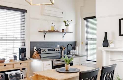 Birmingham Apartment | Black Velvet Suite in Highland Park, King Bed, Walkable to Rojo and More!