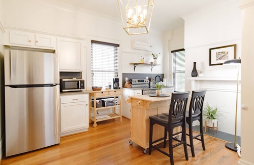 Birmingham Apartment | Black Velvet Suite in Highland Park, King Bed, Walkable to Rojo and More!