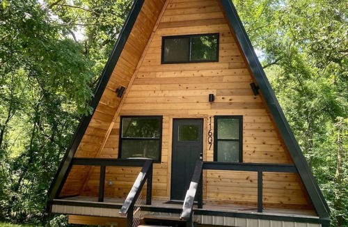 Rogers House | Black Walnut Bungalow-Cozy Forest A-frame near Bentonville