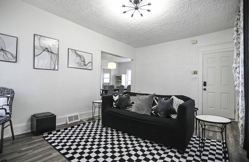 East Cleveland Apartment | Black & White Bliss | Themed | Sleeps 8