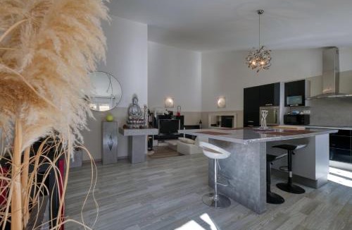 Alignan-du-Vent Apartment | Black & White