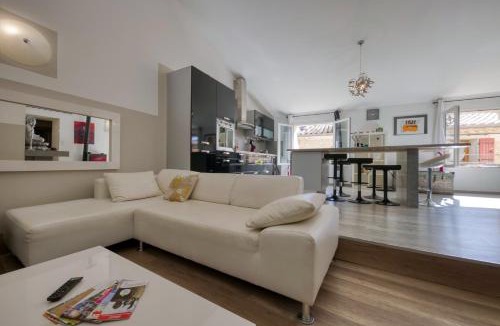 Alignan-du-Vent Apartment | Black & White