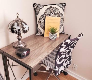 New Haven House | Black-white Rm By Yale U