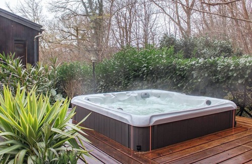 Gif-sur-Yvette Apartment | Black & White Suite | Sauna & Jacuzzi