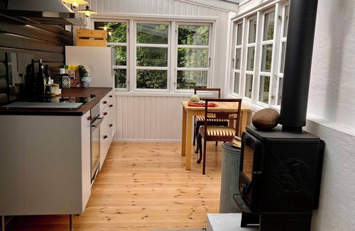 Øksenmølle House | Black wooden summerhouse near Ebeltoft