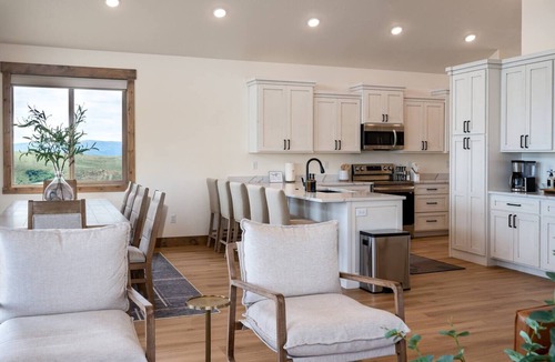 Sweetwater House | Blackbeary Cabin| Bear Lake Views| Hot Tub| Occ 21