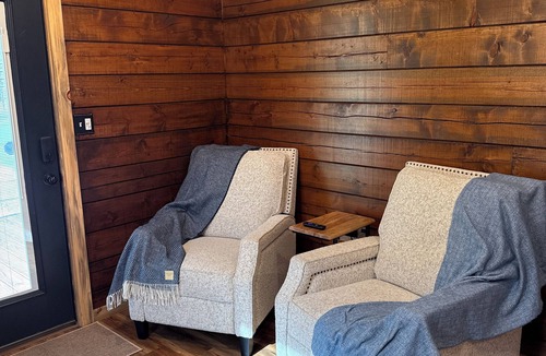 Longview Cabin | Blackberry Bungalow,Cozy cabin in charming Longview with WiFi, AC , a