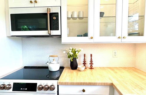 Ridge St. Cottage | Blackberry Cottage: Cozy Perfection Close to Everything- Pet Friendly