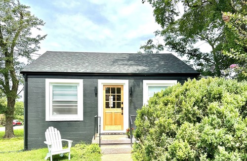 Ridge St. Cottage | Blackberry Cottage: Cozy Perfection Close to Everything- Pet Friendly
