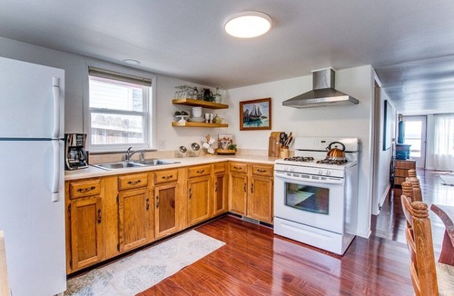 Town of Torrey Cottage | Blackbird Cottage, 2 bed lakefront on Seneca