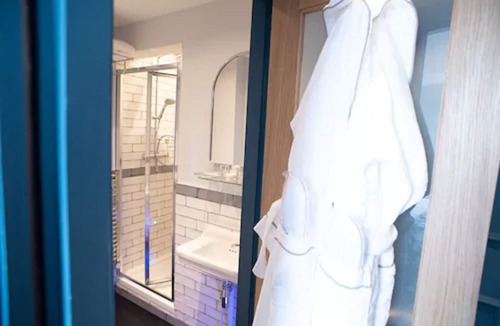 Earl's Court Hotel | Blackbird