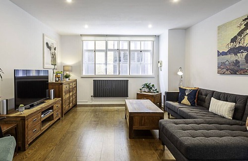 Queenhithe Apartment | Blackfriars Printhouse Retreat