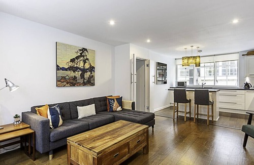 Queenhithe Apartment | Blackfriars Printhouse Retreat