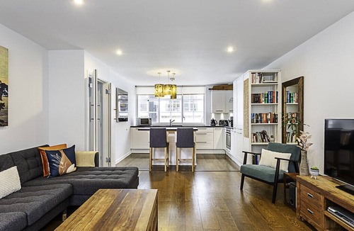 Queenhithe Apartment | Blackfriars Printhouse Retreat