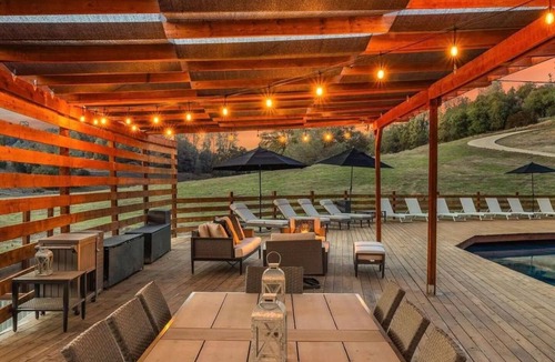 Jayhawk House | BlackHollow-LuxurySuite-10acres-LargePool-Modern