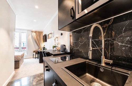 Centre Ville Apartment | Blackpearl-HyperKing Bed CenterSize-Parking Offered