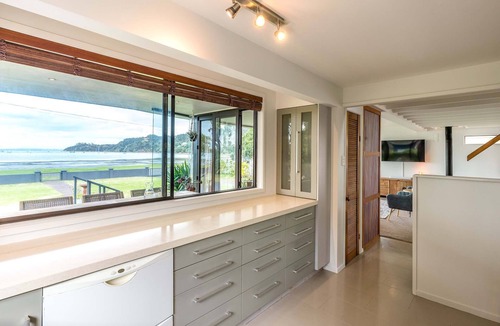 Blackpool House | Blackpool Bayside - Easy Walk to Oneroa