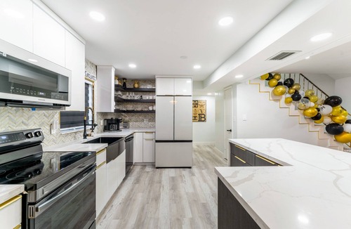 Fort Lauderdale House | Blackrock Lux ~ High-End Designer Oasis ~ 7min from Airport ~ EV Charger