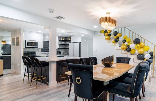 Fort Lauderdale House | Blackrock Lux ~ High-End Designer Oasis ~ 7min from Airport ~ EV Charger
