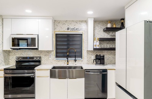 Fort Lauderdale House | Blackrock Lux ~ High-End Designer Oasis ~ 7min from Airport ~ EV Charger