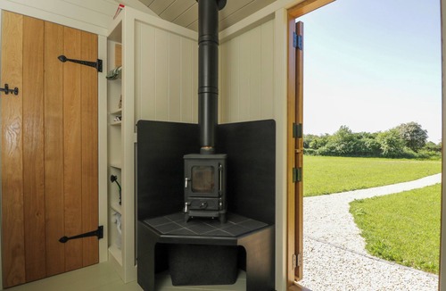 South Leigh Cottage | BLACKTHORN, with pool in Witney