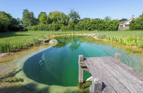 South Leigh Cottage | BLACKTHORN, with pool in Witney