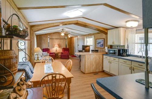 Maryneal House | Blackwell Home w/Enclosed Porch: Steps to Water!